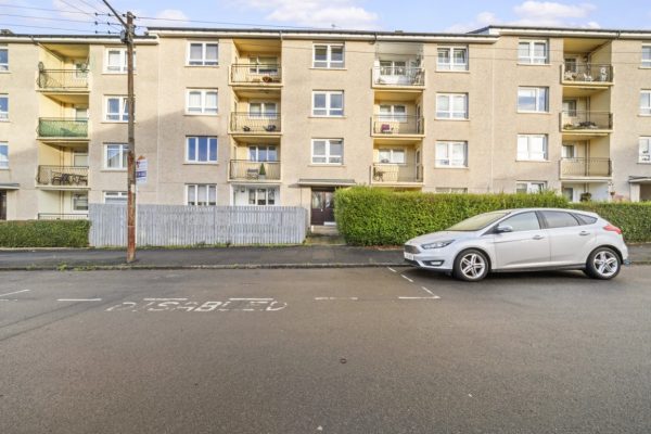 A 2 Bedroom Top Floor Flat Has South Facing Sun Balcony – Gatehouse Street, Sandyhills, Glasgow