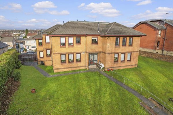 A Very Rarely Available Larger Style 2 Bedroom Top Floor Flat – Hamilton Road, Mount Vernon, Glasgow