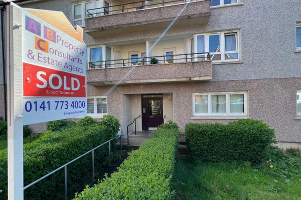 A Rarely Available 2 Bedroom First Floor Flat  – Tennyson Drive, Tollcross, Glasgow