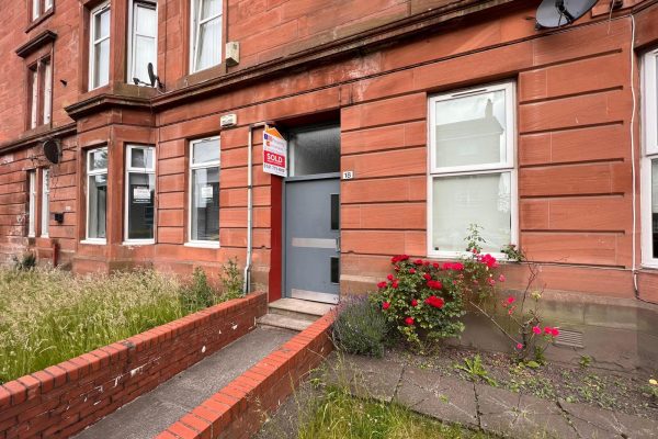 A Fully Refurbished 2 Bedroom Traditional Red Sandstone First Floor Flat – Dodside Street, Sandyhills, Glasgow