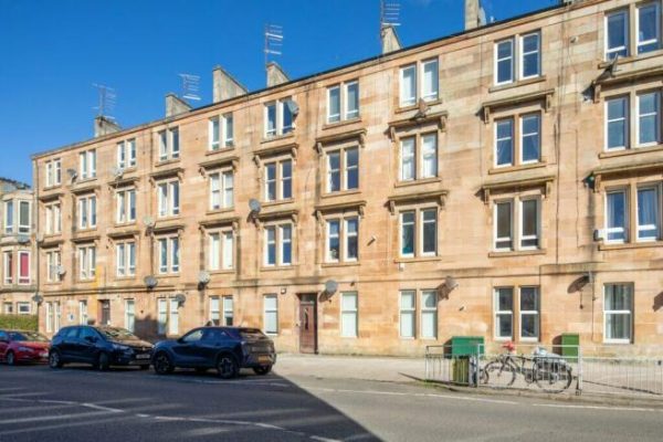 Fully Furnished 1 Bed Second Floor Flat – Newlands Road, Cathcart