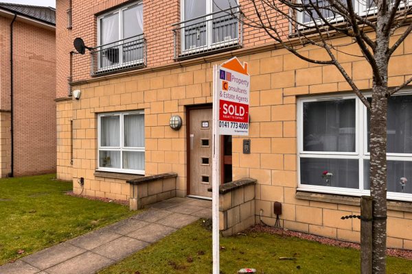 A Modern Fully Refurbished 2 Bedroom First Floor Flat With En-Suite  – Carmyle Avenue, Mount Vernon, Glasgow