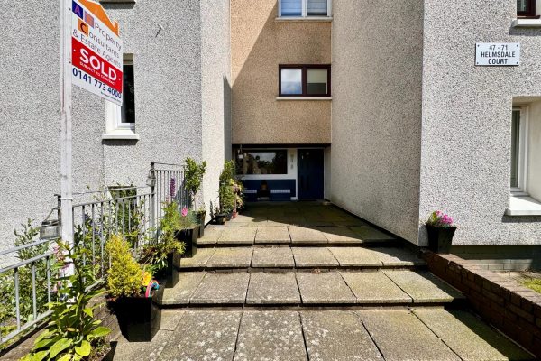 A Well Presented 2 Bedroom Larger Style Top Floor Flat – Helmsdale Court, Cambuslang, Glasgow